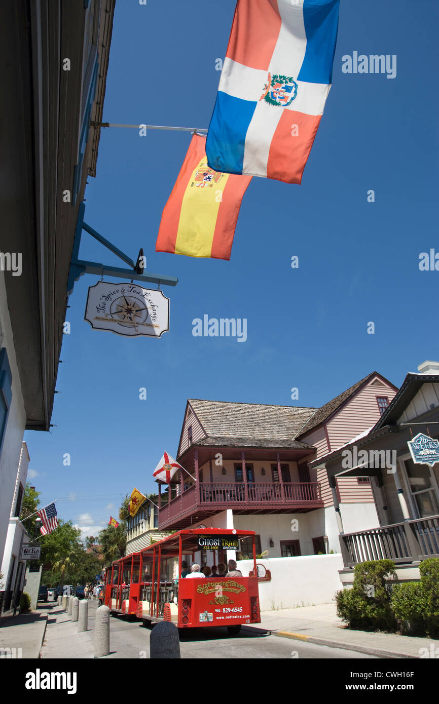 Bandiera della REPUBBLICA DOMINICANA E LA SPAGNA HYPOLITA STREET e storico quartiere di St Augustine, Florida USA Foto Stock