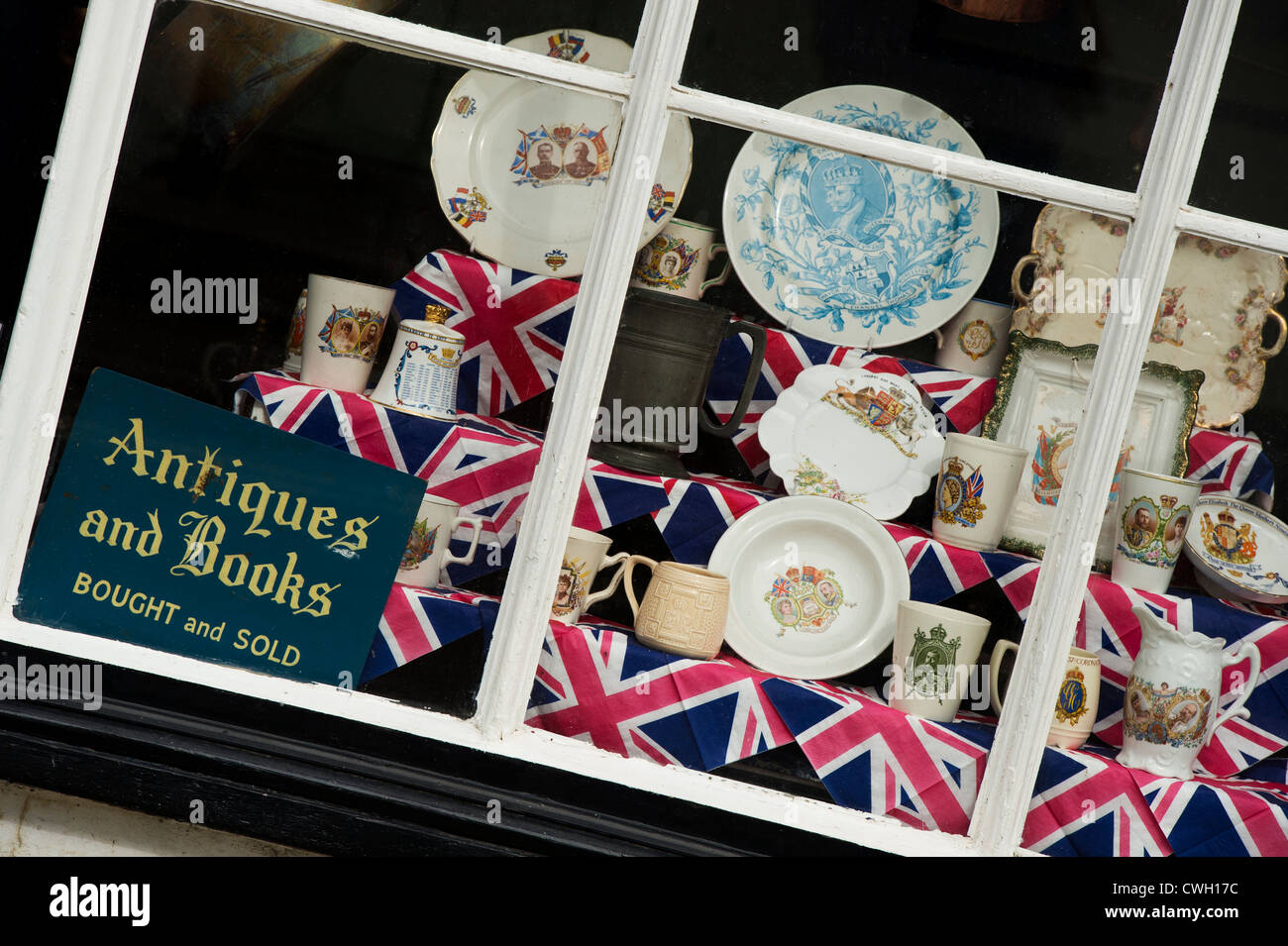 Negozio di antiquariato con Royal memorabilia e union jack nella finestra . Presteigne, POWYS, GALLES Foto Stock