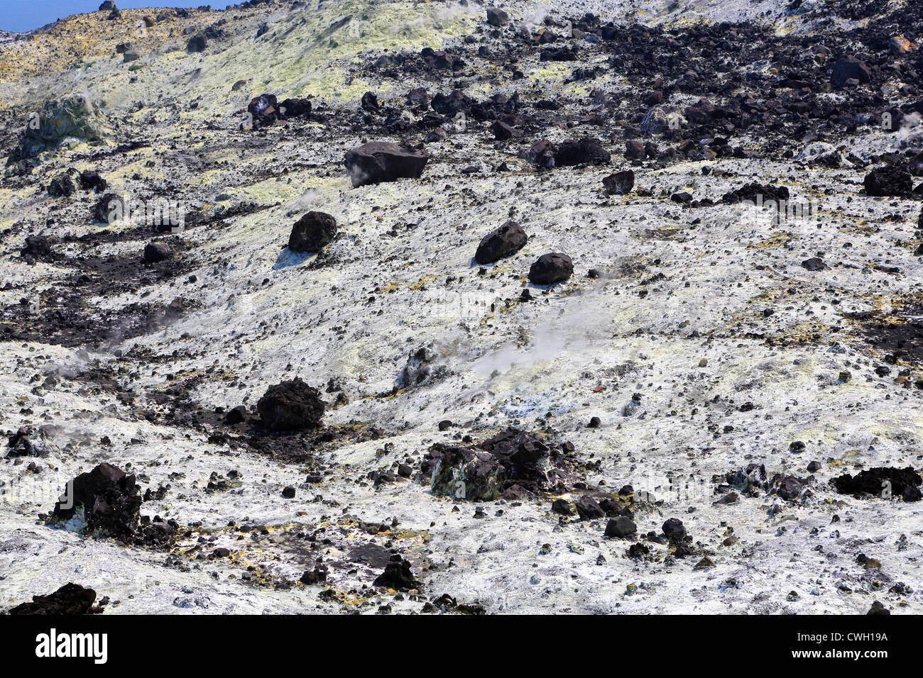 Campo di zolfo sulle pendici del vulcano Krakatoa sull isola di Krakatoa nel Sunda stretto. Foto Stock