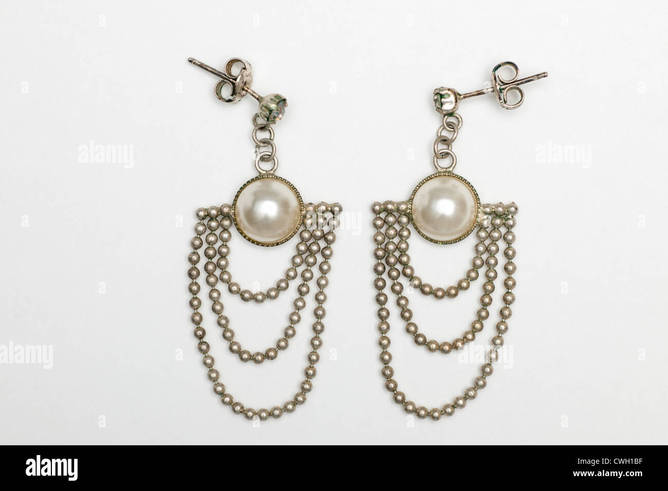 Coppia di lampadario vintage pearl dangle orecchini Foto Stock