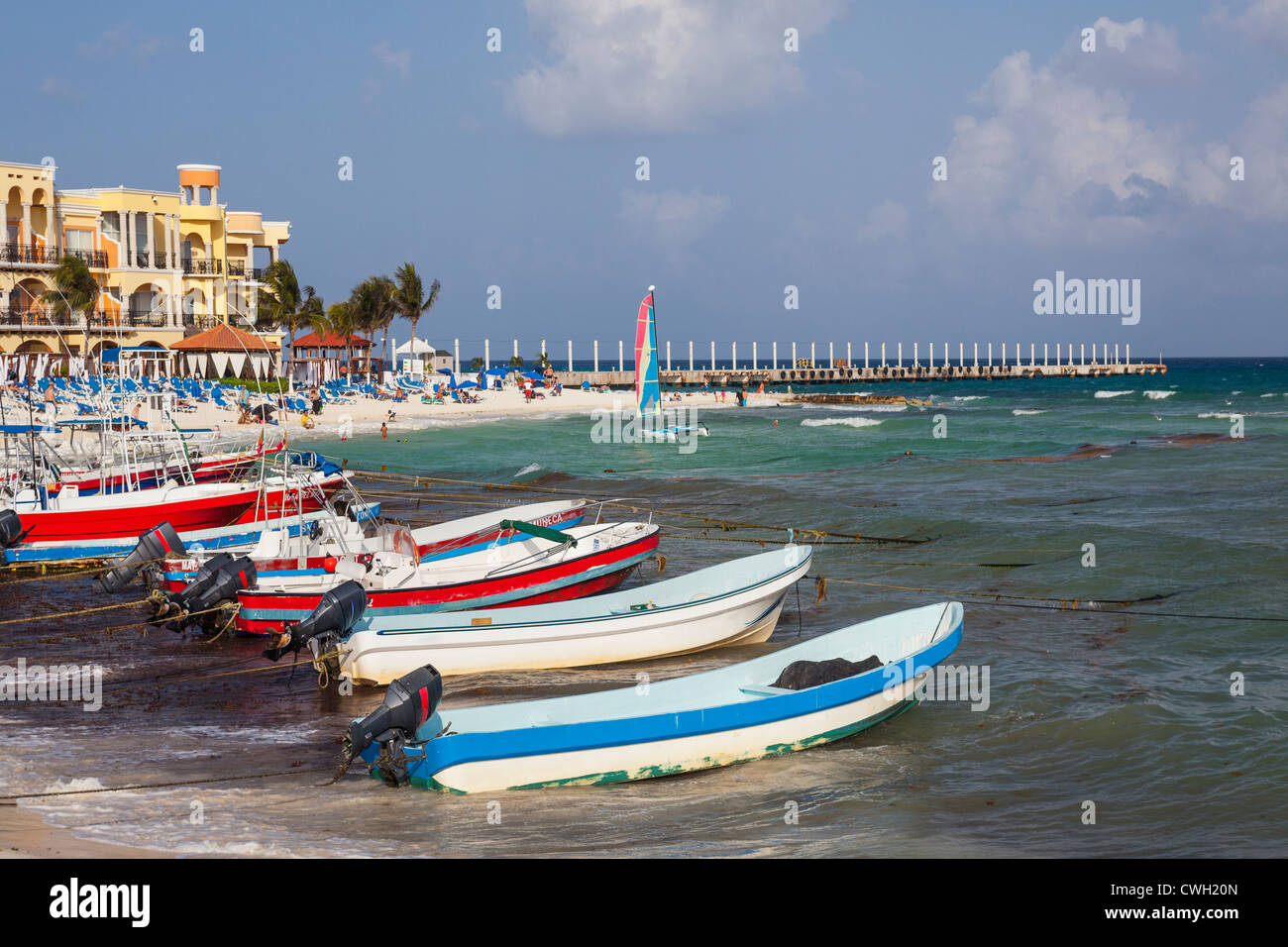 Barche ancorate alla spiaggia, Playa del Carmen, la penisola dello Yucatan, Quintana Roo, Messico Foto Stock