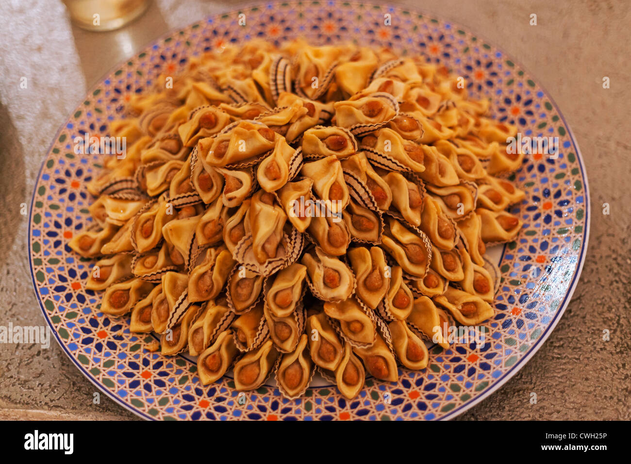 Un piatto di dolci arabi Foto Stock