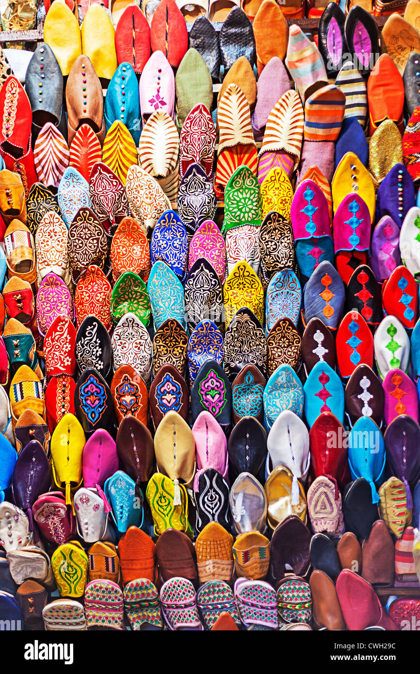 Un gruppo di pantofole colorati su un di Marrakesh bazaar Foto Stock