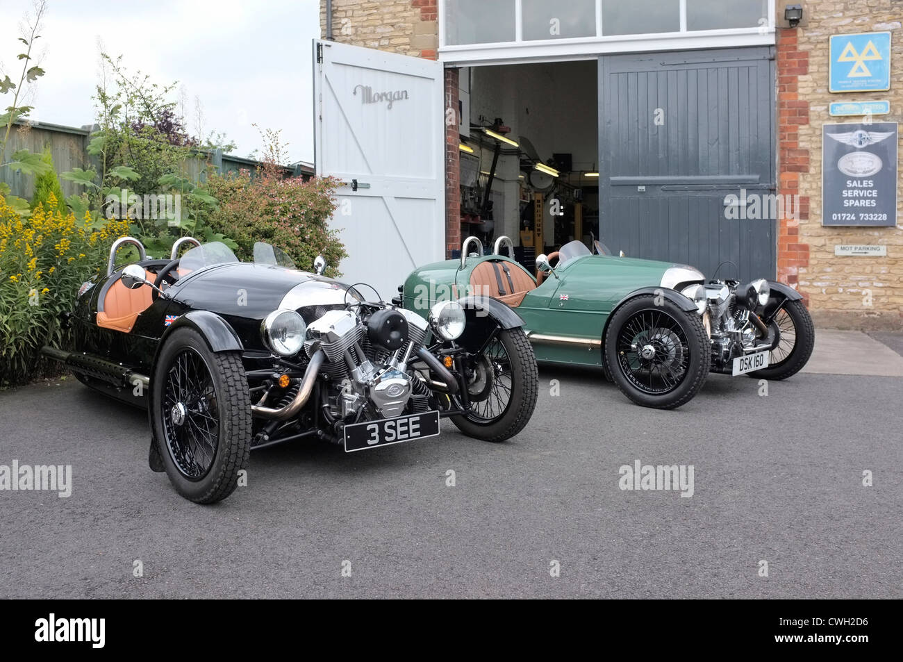 Morgan 3 wheeler auto al di fuori di una Morgan garage - Ledgerwoods, di Winterton, Lincolnshire Foto Stock Morgan 3 wheeler auto al di fuori di una Morgan garage - Ledgerwoods, di Winterton, Lincolnshire Foto Stock