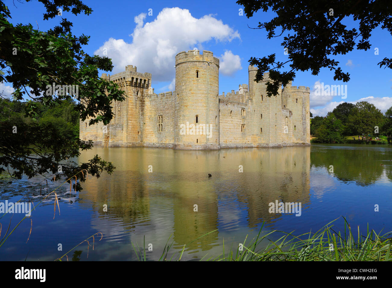 Bodiam Castle, East Sussex, Inghilterra, GB, Regno Unito, 14 ° secolo fossato castello Foto Stock