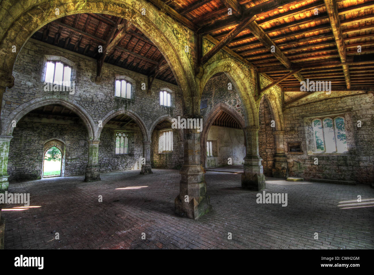 Chiesa gotica interni - Spooky abbandonata Chiesa medievale Foto Stock