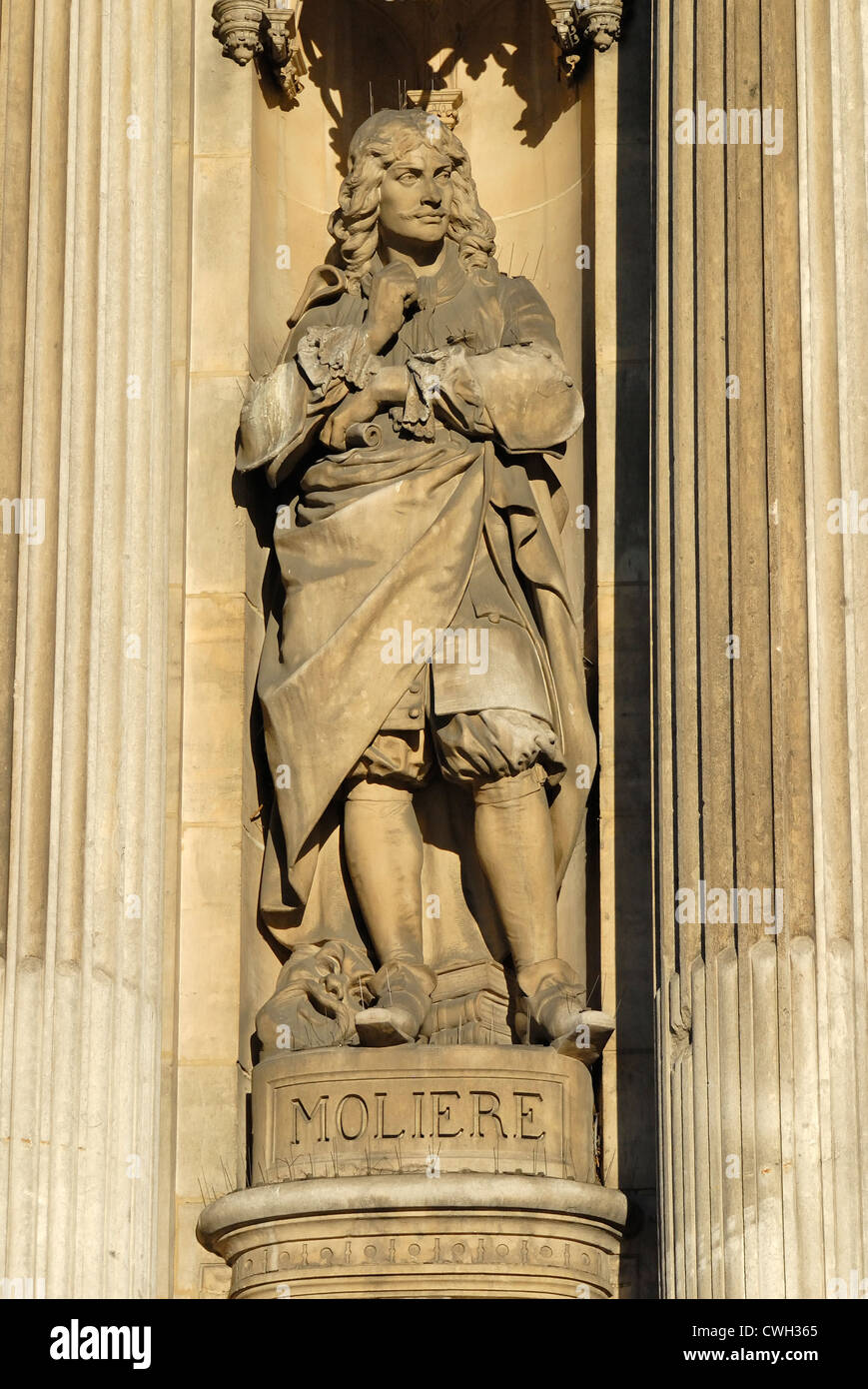 Parigi, Francia. Hotel de Ville - facciata (19thC) Statua: Moliere (Jean-Baptiste Poquelin) drammaturgo francese, attore, poeta (c1662 - 73) Foto Stock