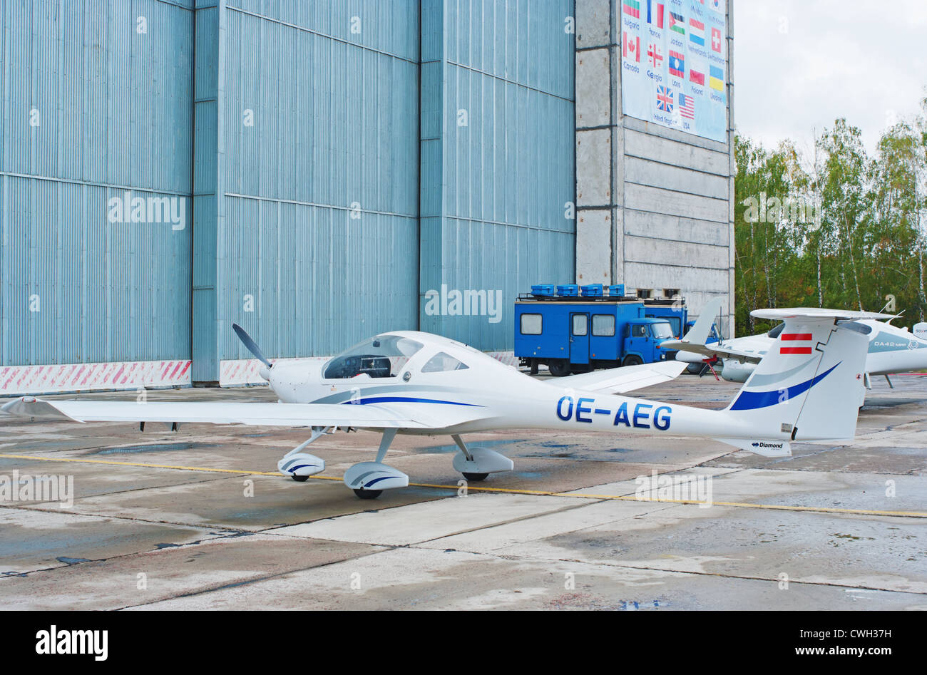 Il piccolo e moderno aereo nei pressi di un hangar. Foto Stock