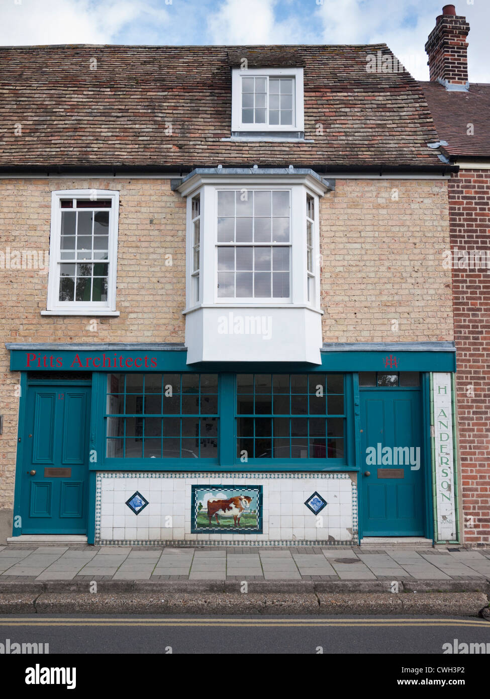 La pittura di un toro su piastrelle al di fuori di un vecchio negozio di macellaio a St Ives Cambridgeshire Regno Unito (ora Pitts architetti) Foto Stock