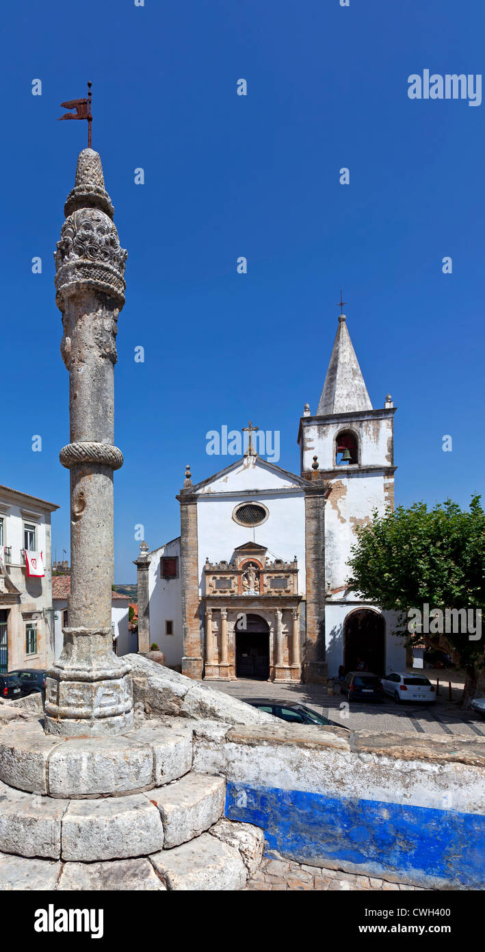 Obidos città gogna e Chiesa di Santa Maria vista da via Direita, la strada principale del borgo medievale di Obidos. Foto Stock