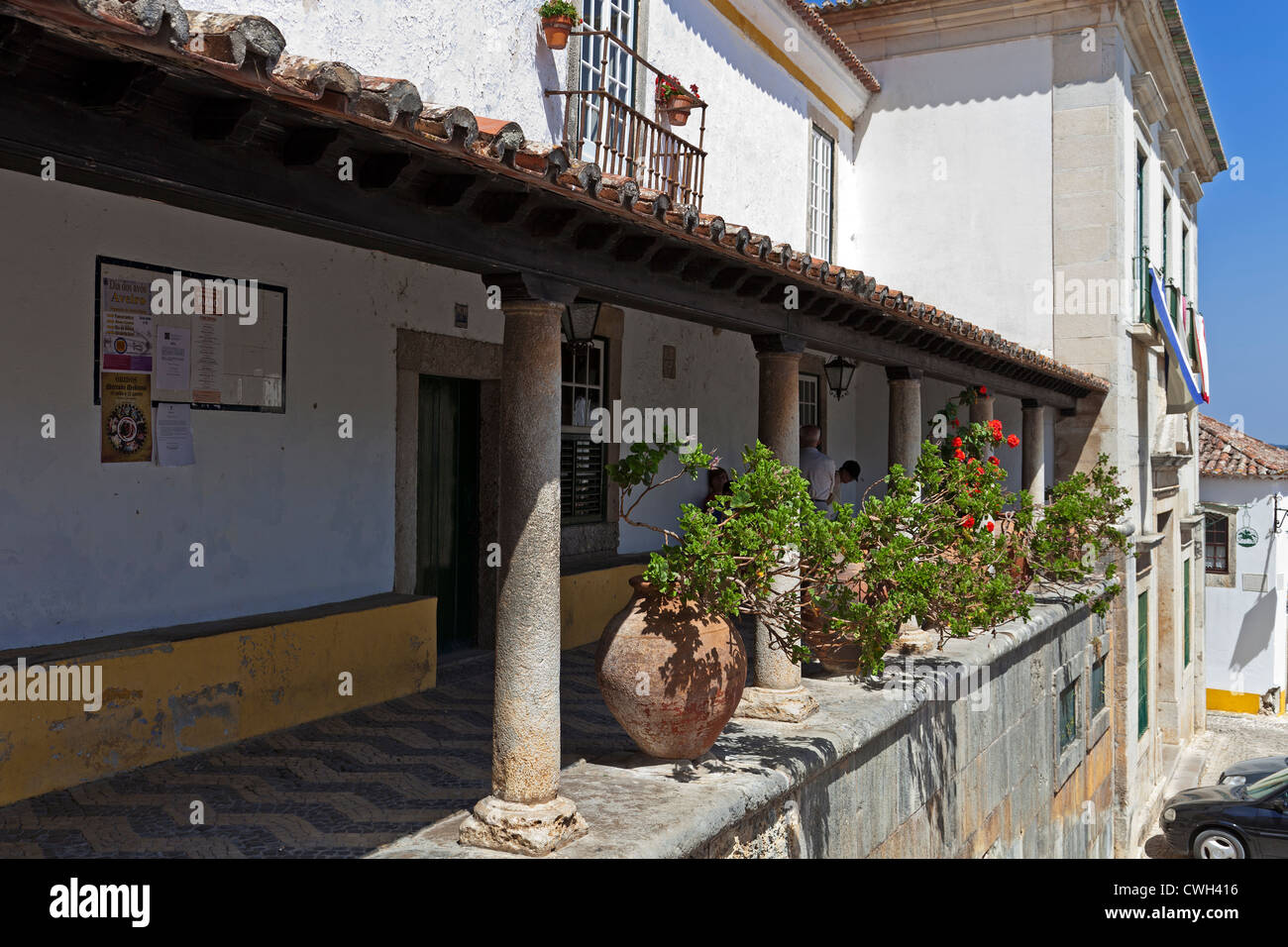 Il Telheiro. Un xv secolo veranda destinati a importanti figure che frequentano gli eventi pubblici in piazza. Óbidos, Portogallo. Foto Stock