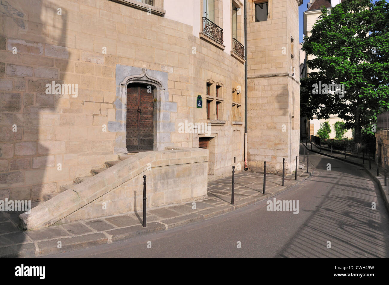 Parigi, Francia. Simulazione di casa medioevale (Fernand Pouillon, 1960s) al n. 1, Rue des Ursins, Isola de la Cite. Foto Stock