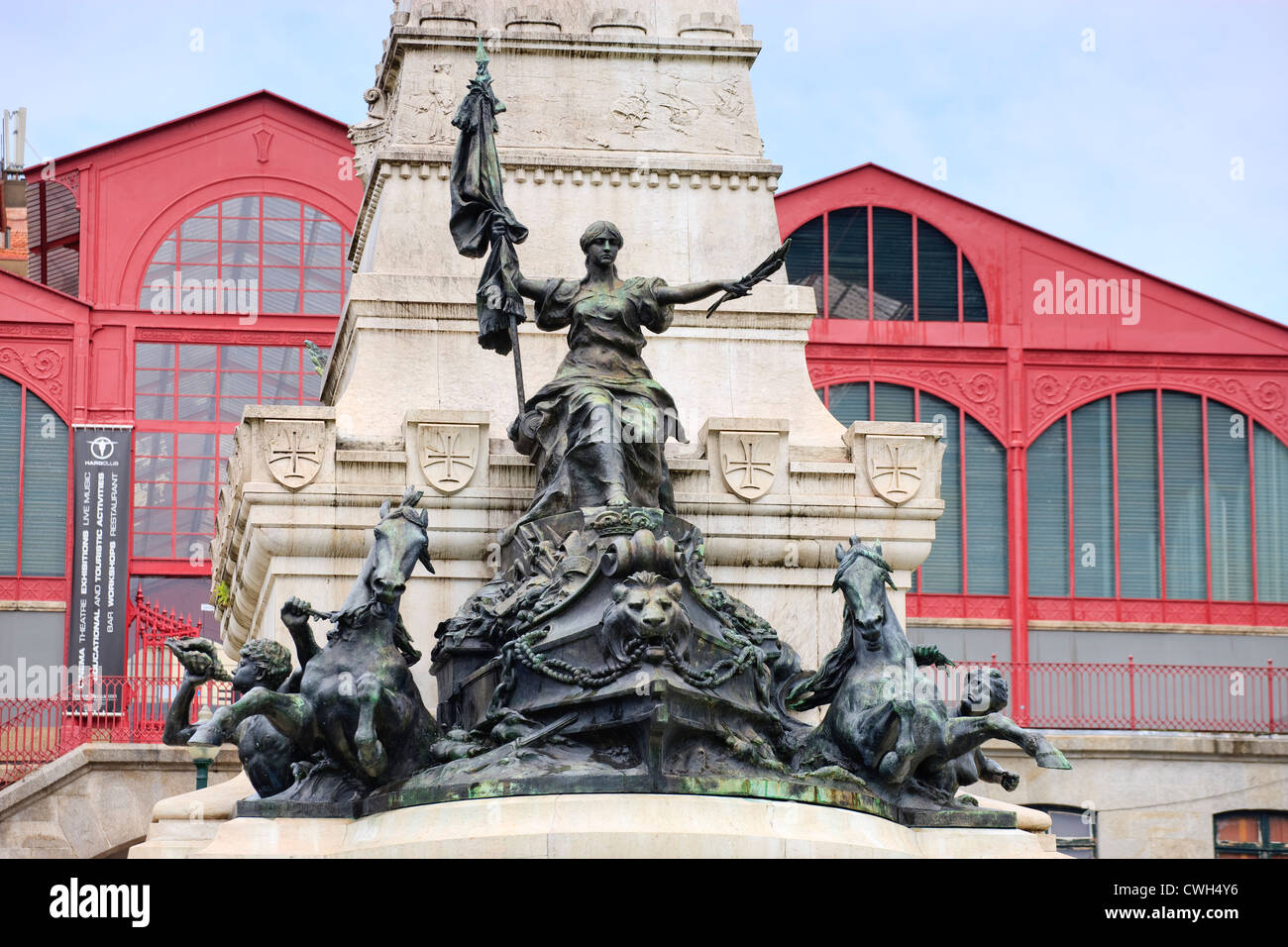 Statua fuori Palacio da Bolsa Ribeira Porto Portogallo Foto Stock
