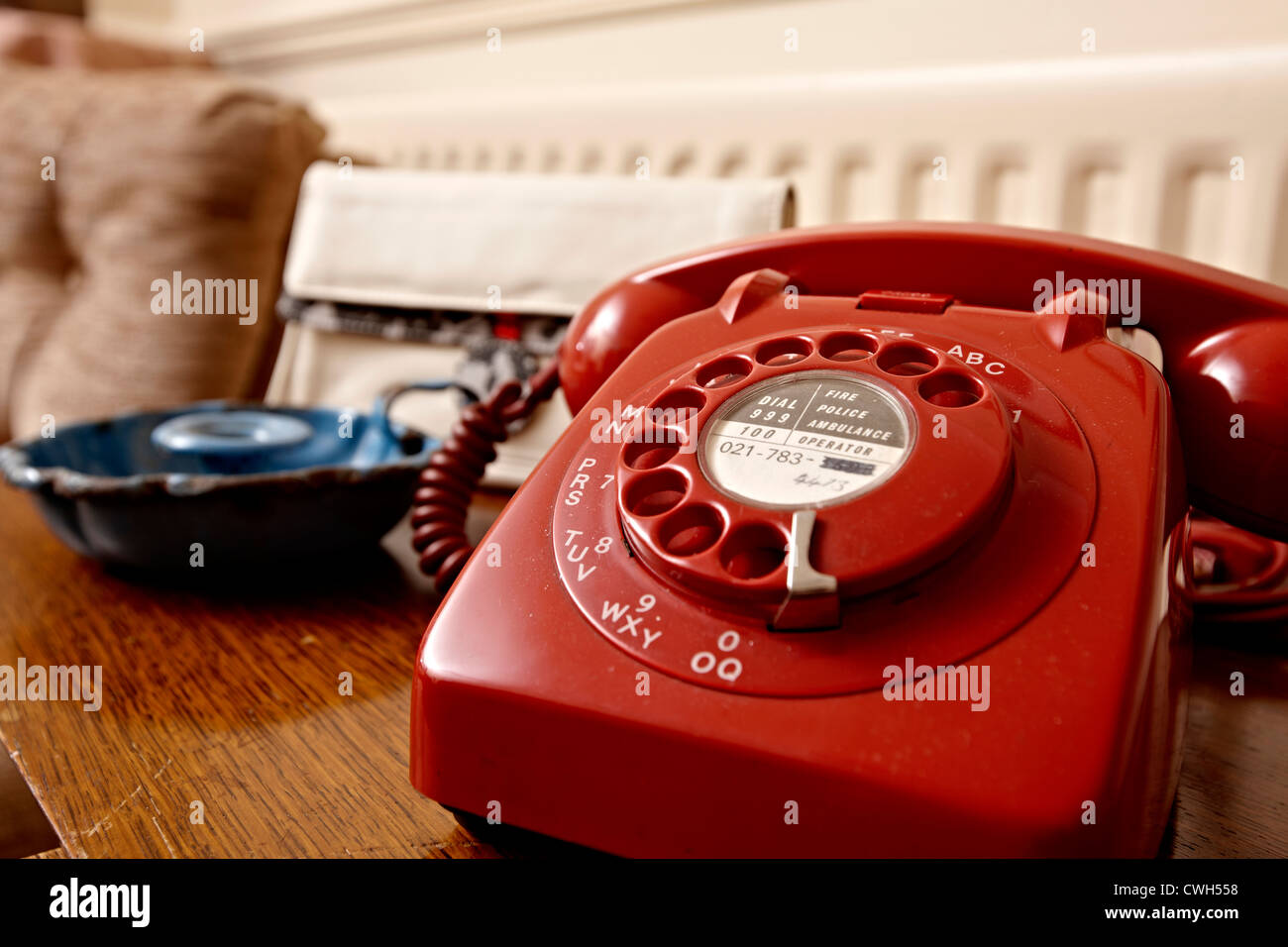 A British Telecom o BT telefono rosso con vecchio dial. Foto Stock