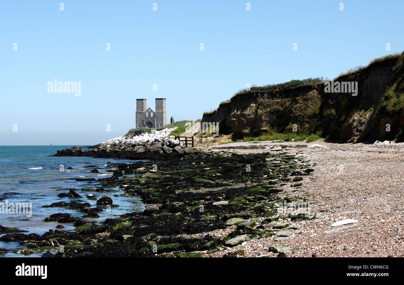 Spiaggia RECULVER e chiesa di Santa Maria delle torri. KENT REGNO UNITO. Foto Stock