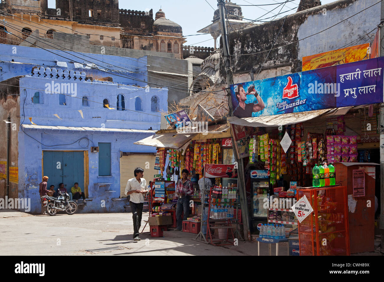 Case blu e un negozio di generi alimentari nella città vecchia Bundi, Rajasthan, India Foto Stock