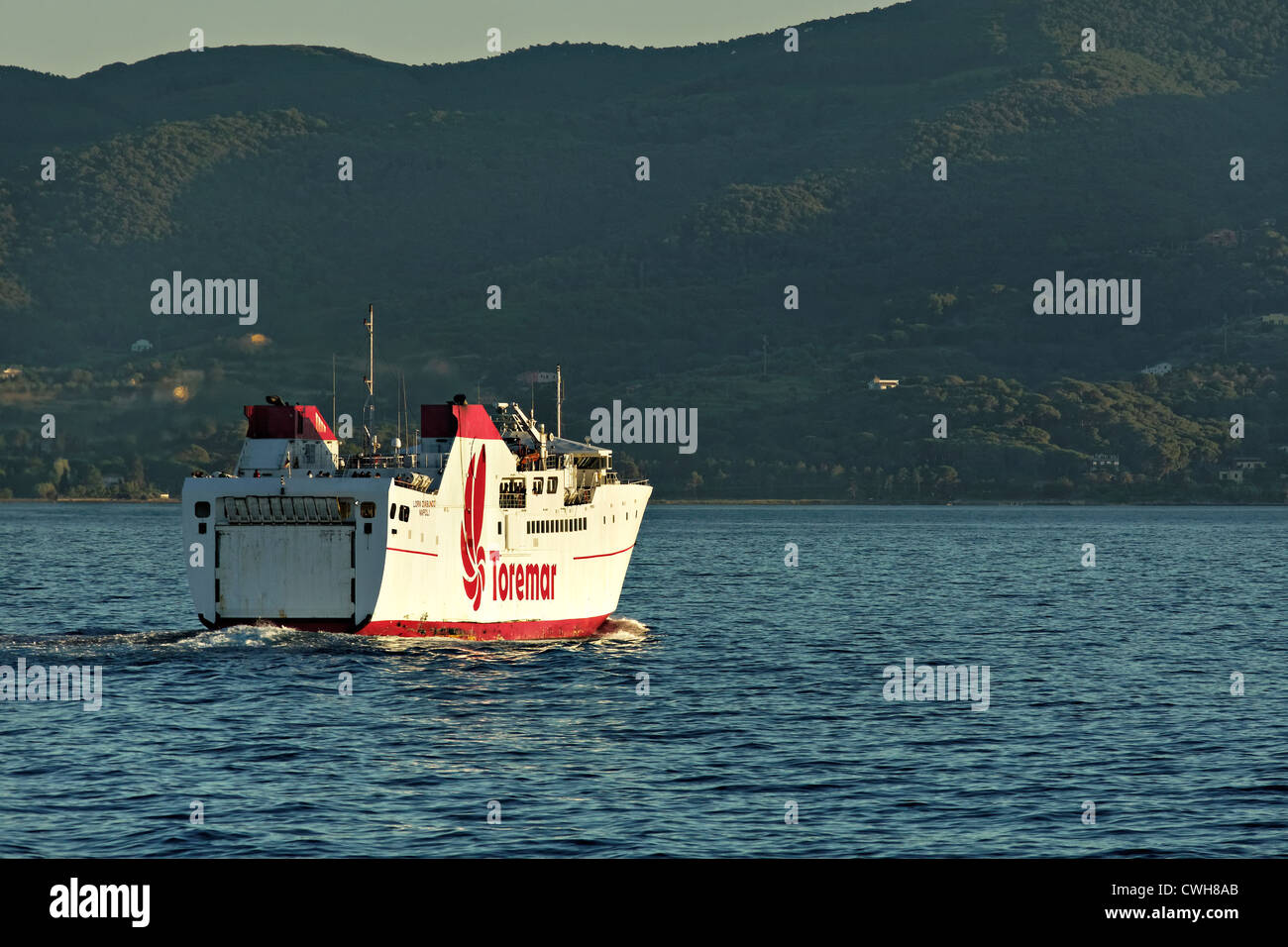 Traghetto Toremar sul Mediterraneo Oceano vicino Isola d'Elba, Toscana Italia Foto Stock