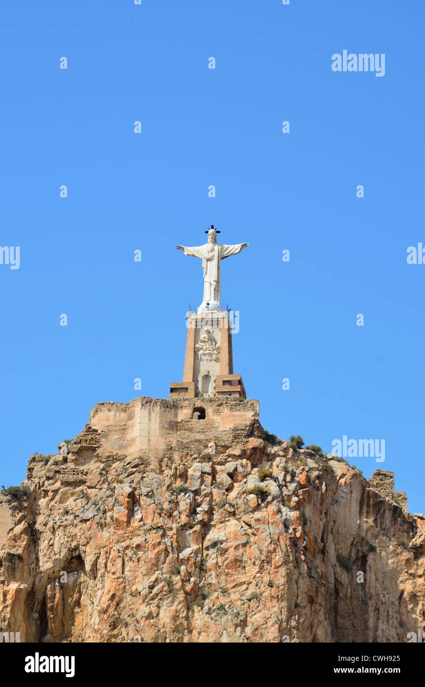 La scultura di Gesù Cristo sul castello moresco di Monteagudo Foto Stock