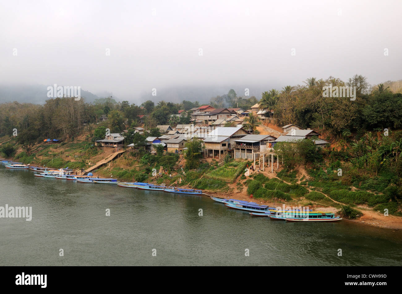 Lao longboats sul fiume Nam Ou Nong Khiaw Village Laos Foto Stock