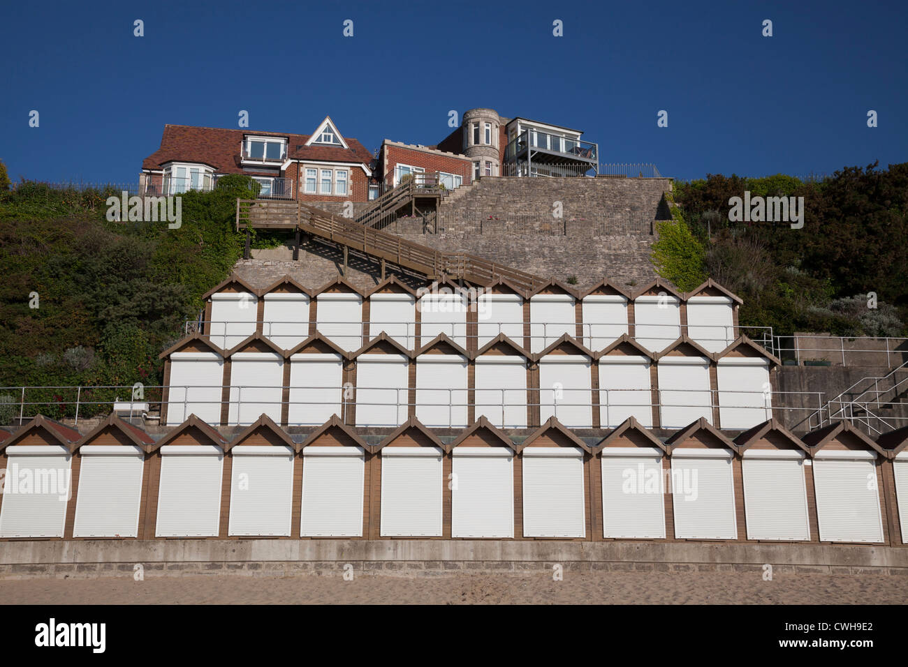 Pila di tre livelli di bianca spiaggia doored capanne a Swanage. Foto Stock