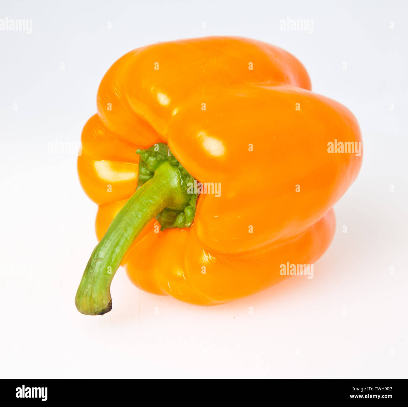 Arancione il peperone isolato su bianco Foto Stock