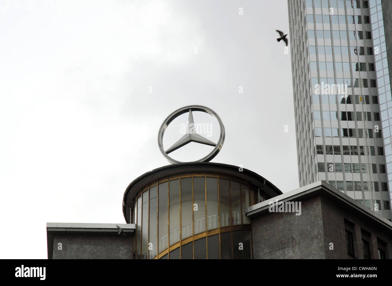 Frankfurt / Main, stella di Mercedes-Benz su un edificio Foto Stock
