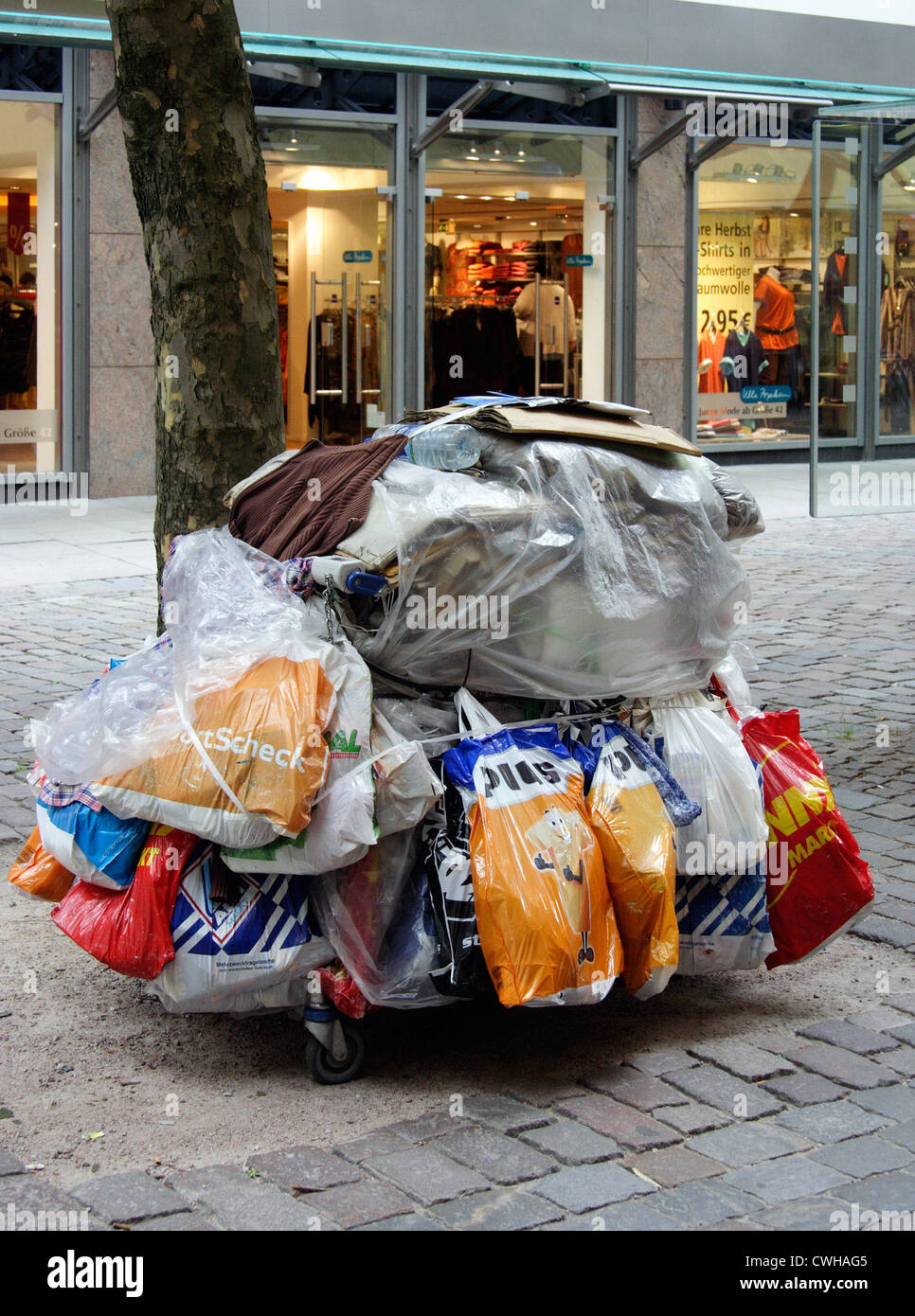 Amburgo, pieni di bagagli o carrelli della spesa di un senzatetto Foto Stock