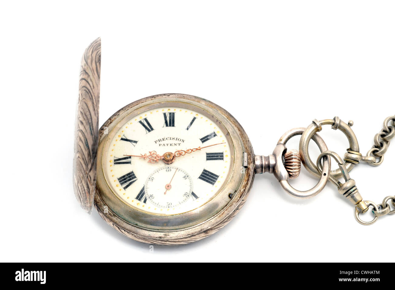 Il vecchio orologio da tasca davanti a uno sfondo bianco Foto Stock