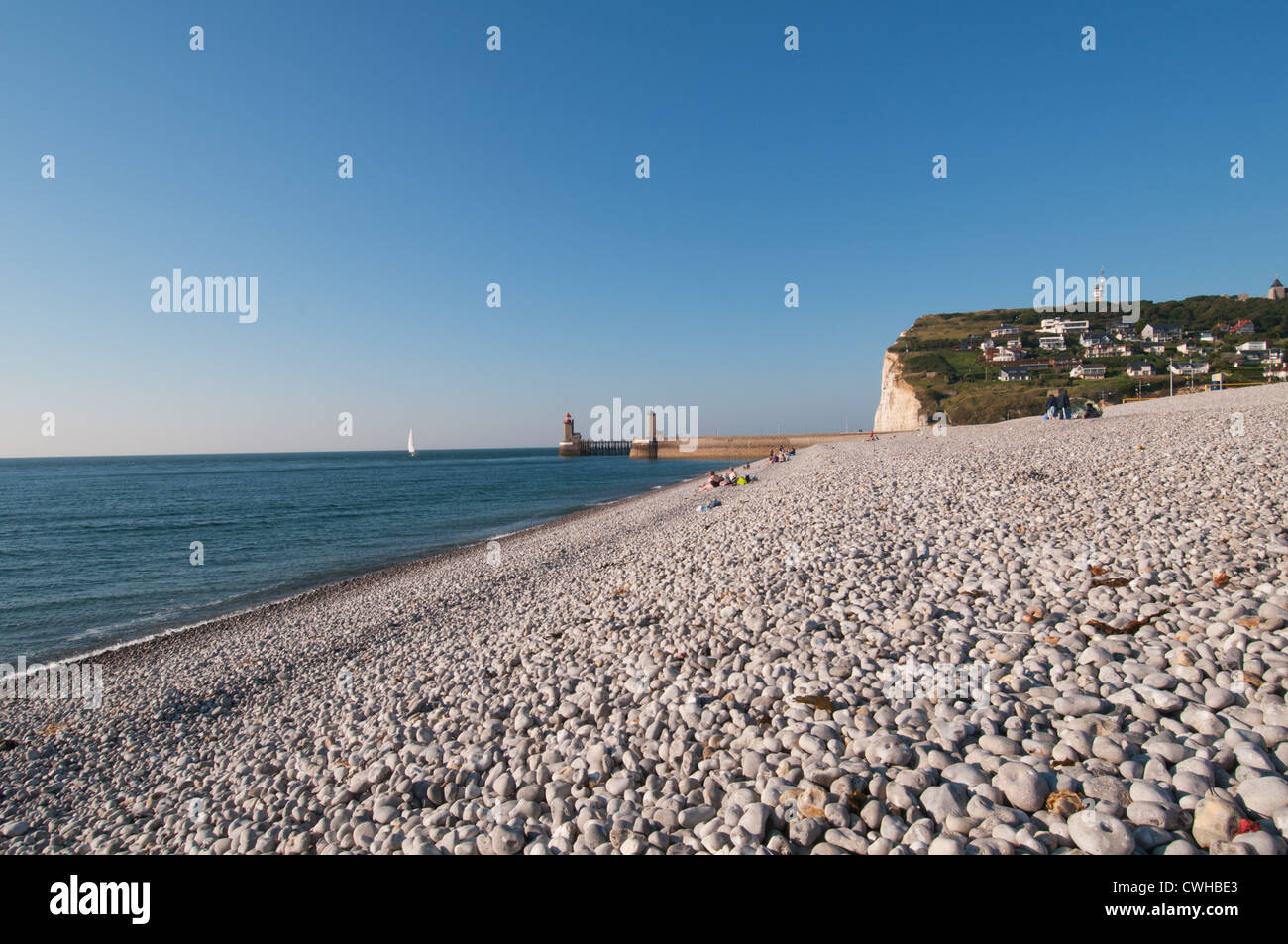 Tranquilla spiaggia di ciottoli della città balneare di Fécamp, Alta Normandia, Francia. Foto Stock