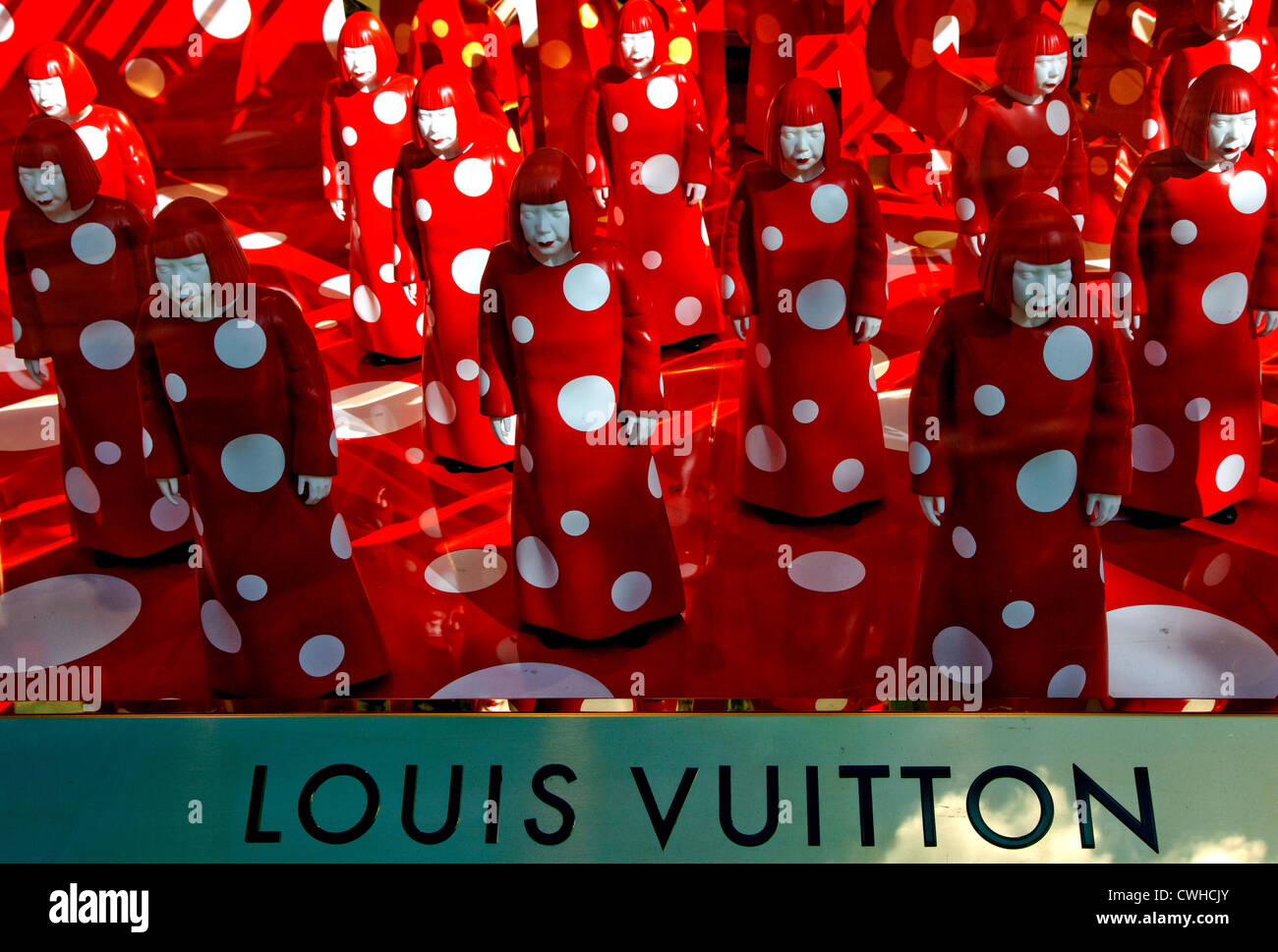 Yayoi Kusama window display per Louis Vuitton a Selfridges, Londra Foto Stock