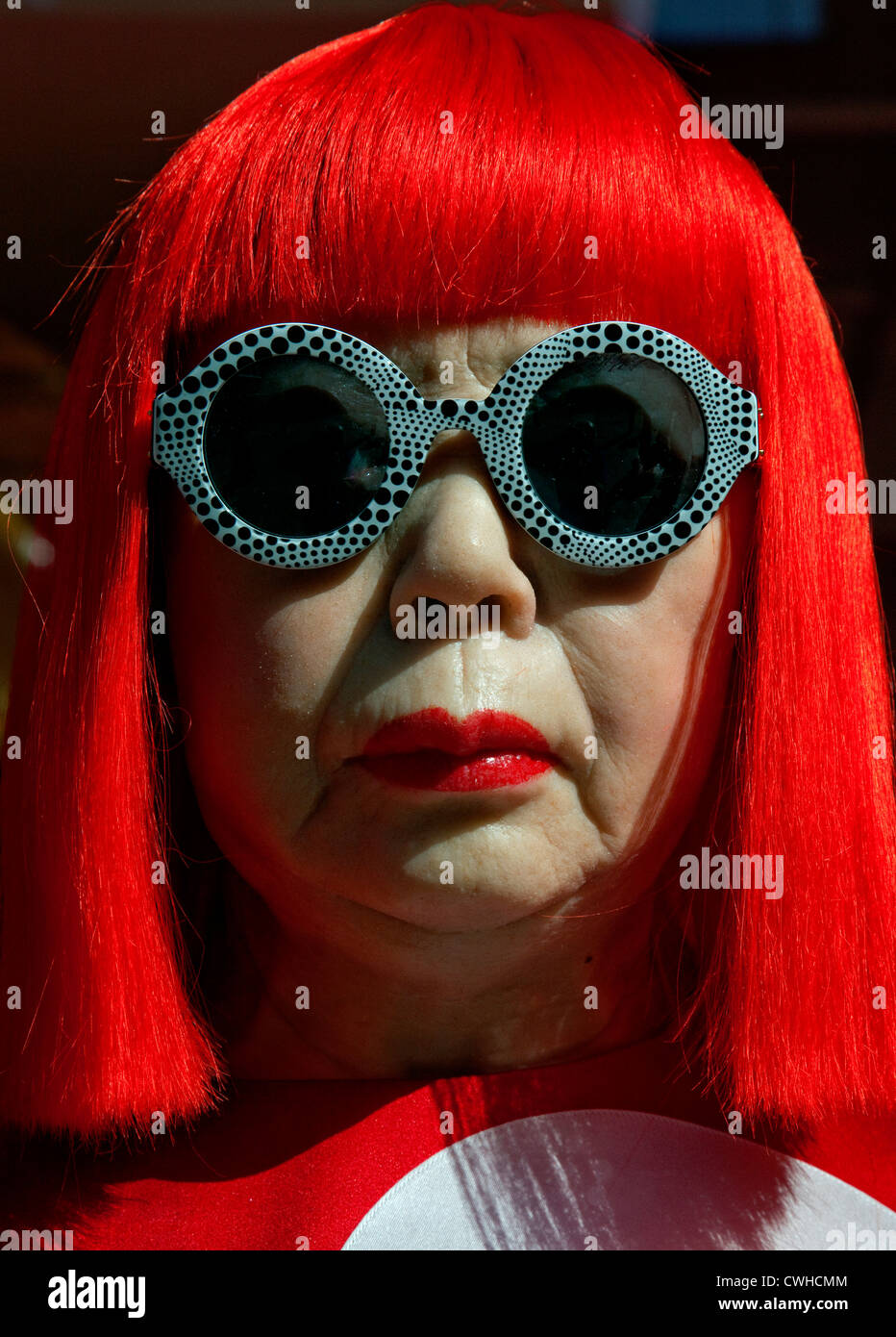 Manichino DELL'ARTISTA Yayoi Kusama in vetrina per Louis Vuitton a Selfridges, Oxford Street, Londra. Foto Stock