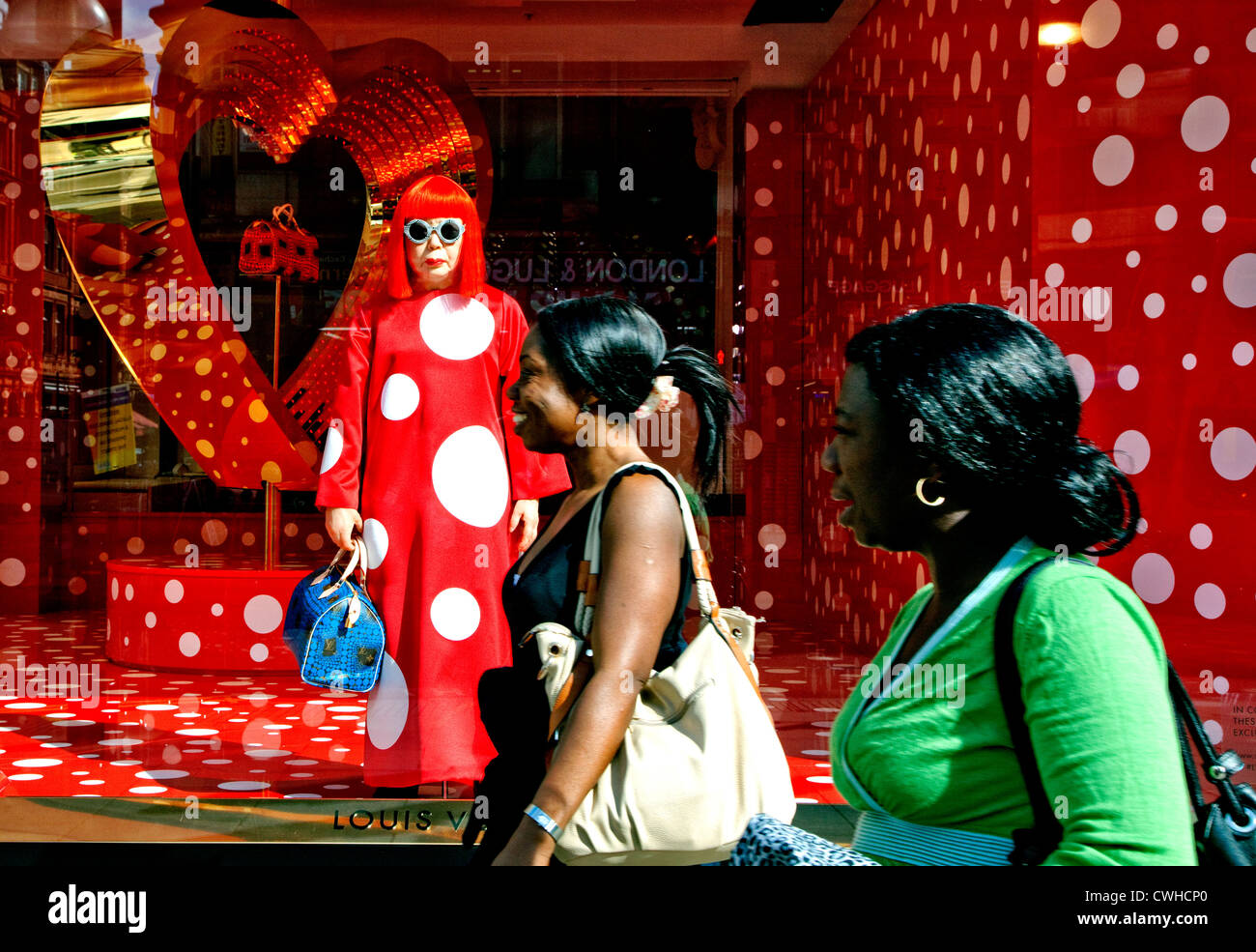 Yayoi Kusama window display per Louis Vuitton a Selfridges, Londra Foto Stock