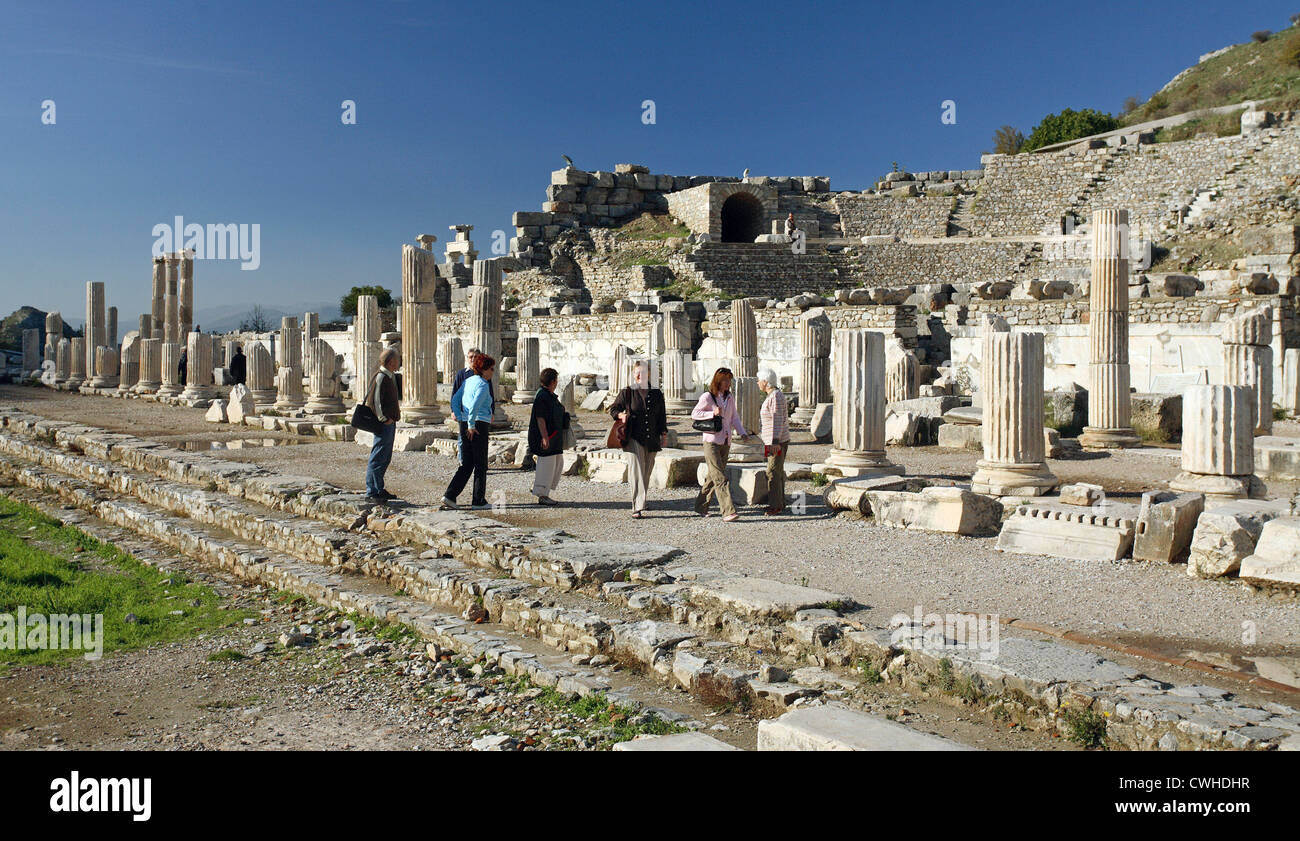 Efeso, turisti visitano le rovine della città sulla strada Curetes Foto Stock