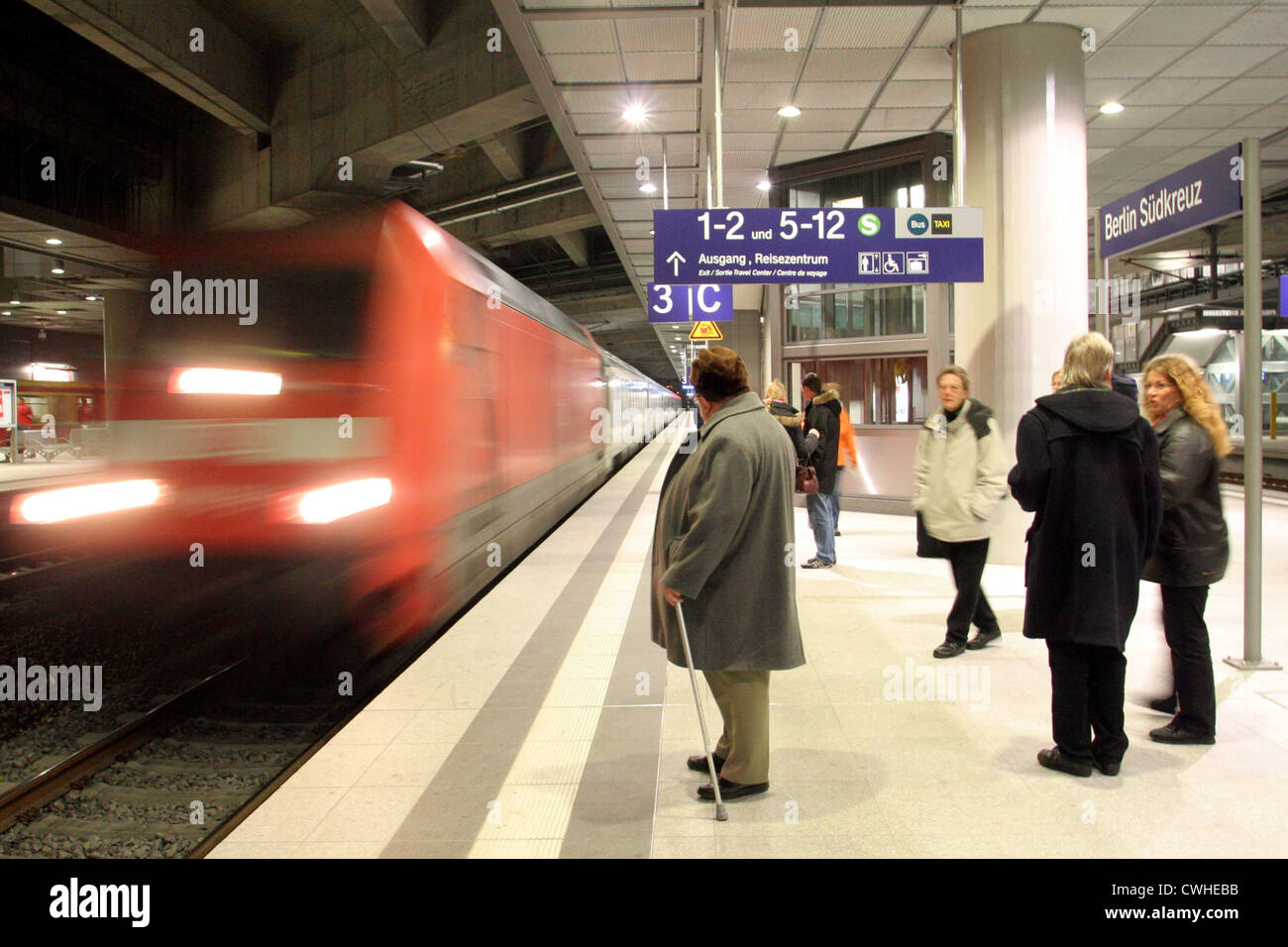 Berlino, viaggiatori su una piattaforma della stazione Südkreuz Foto Stock