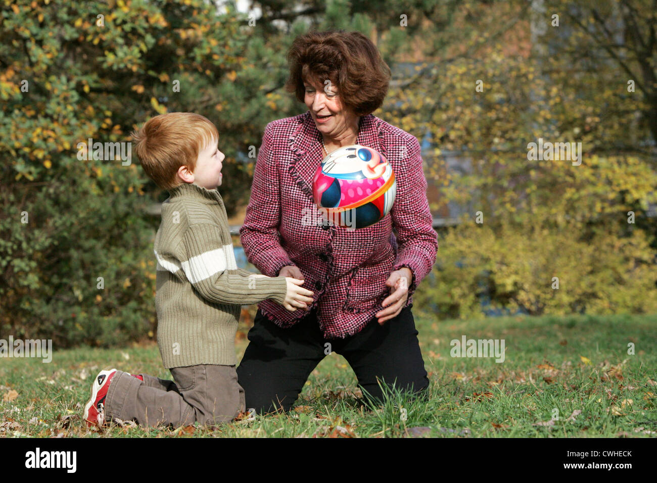 Berlino, una nonna a giocare con una palla ragazzo Foto Stock