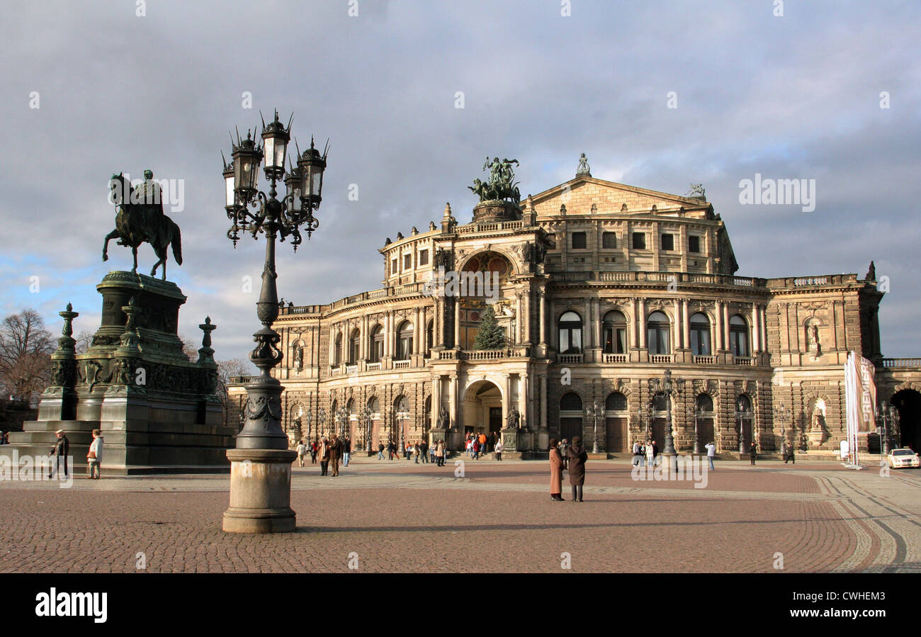 A Dresda, la Piazza del Teatro con la statua equestre del re Johann e Semperoper Foto Stock