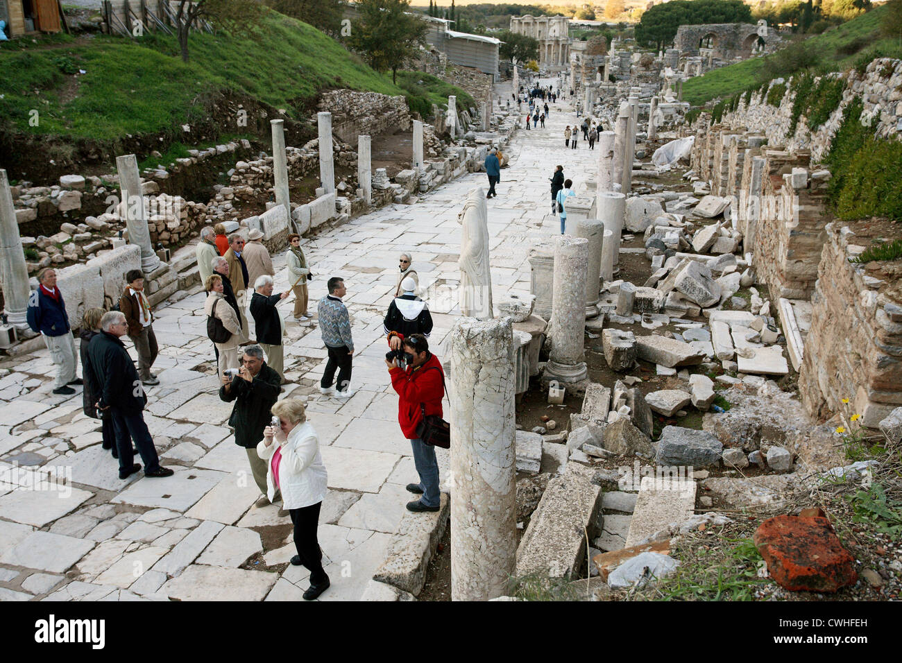 Efeso, turisti visitano le rovine della città sulla strada Curetes Foto Stock