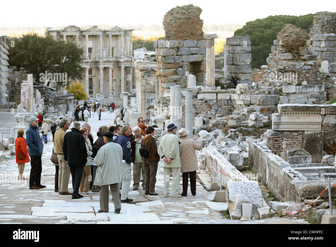 Efeso, turisti visitano le rovine della città sulla strada Curetes Foto Stock