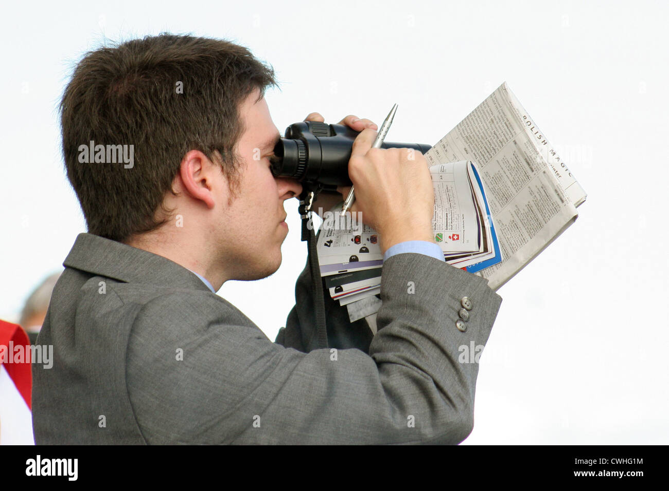 Iffezheim, un uomo guarda attraverso il suo binocolo Foto Stock