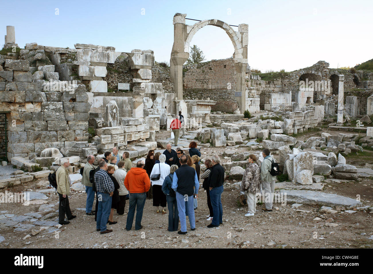 Efeso, turisti visitano le rovine della città sulla strada Curetes Foto Stock