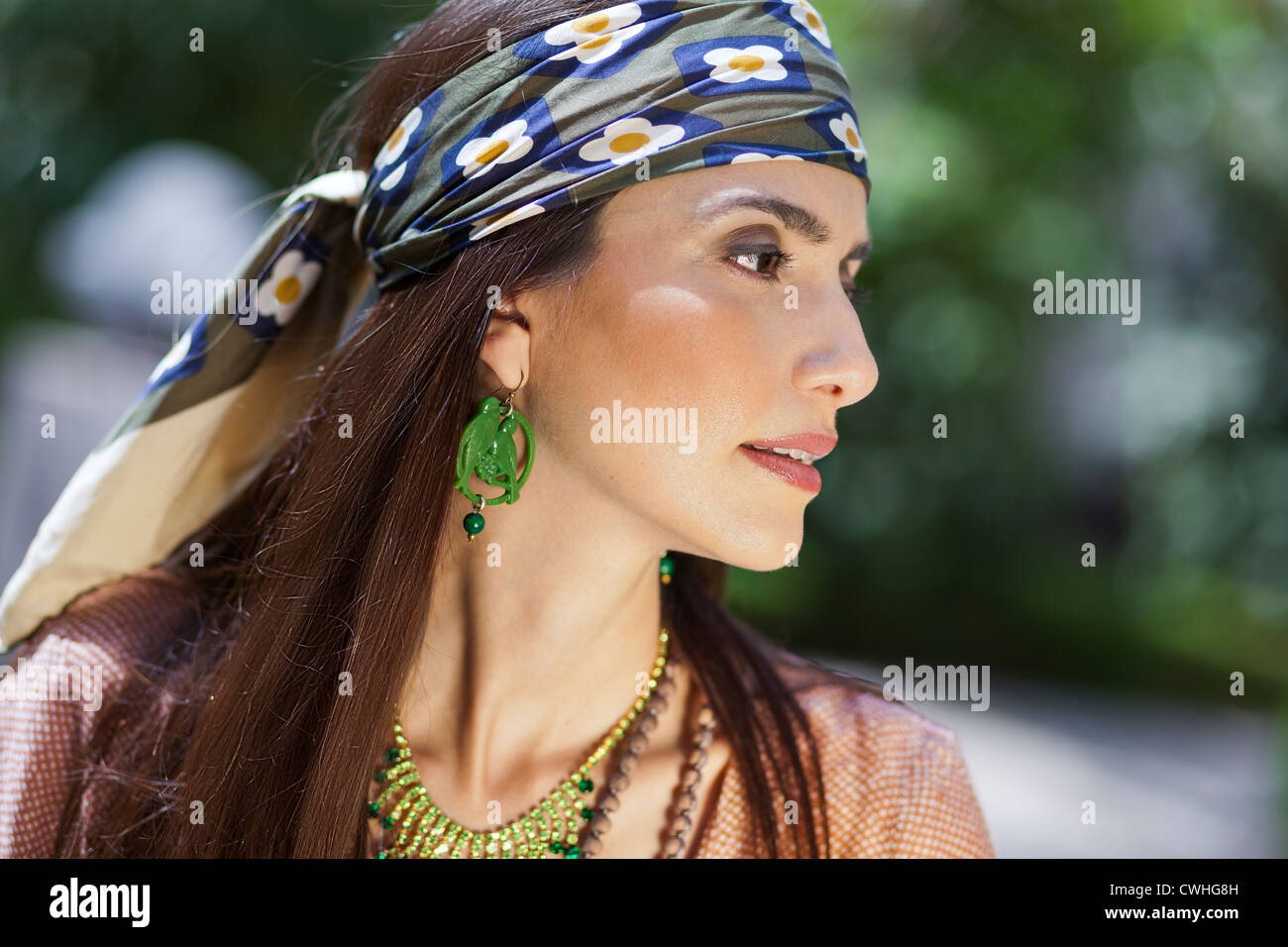 Ritratto di profilo di un bellissimo modello indossando un velo (trucco e accessori) Foto Stock