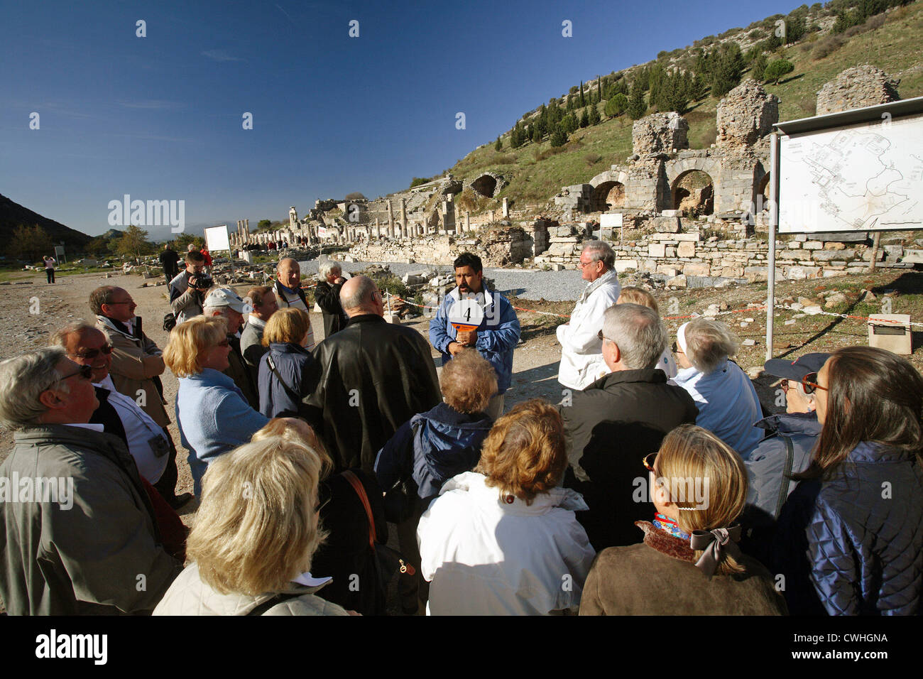 Efeso, turisti visitano le rovine della città sulla strada Curetes Foto Stock