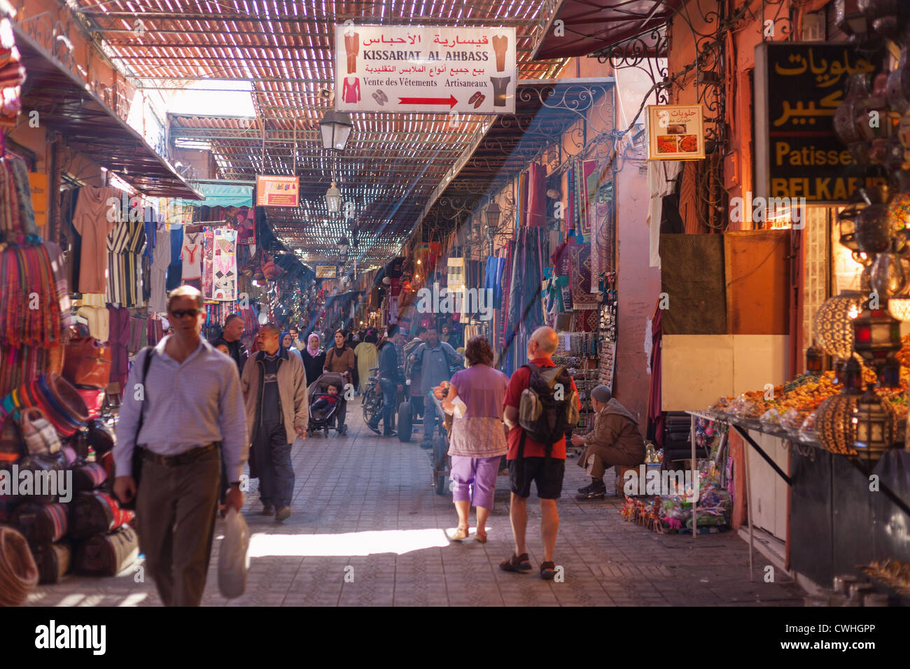 La luce nella incomparabile magia dei souk di Marrakech Foto Stock