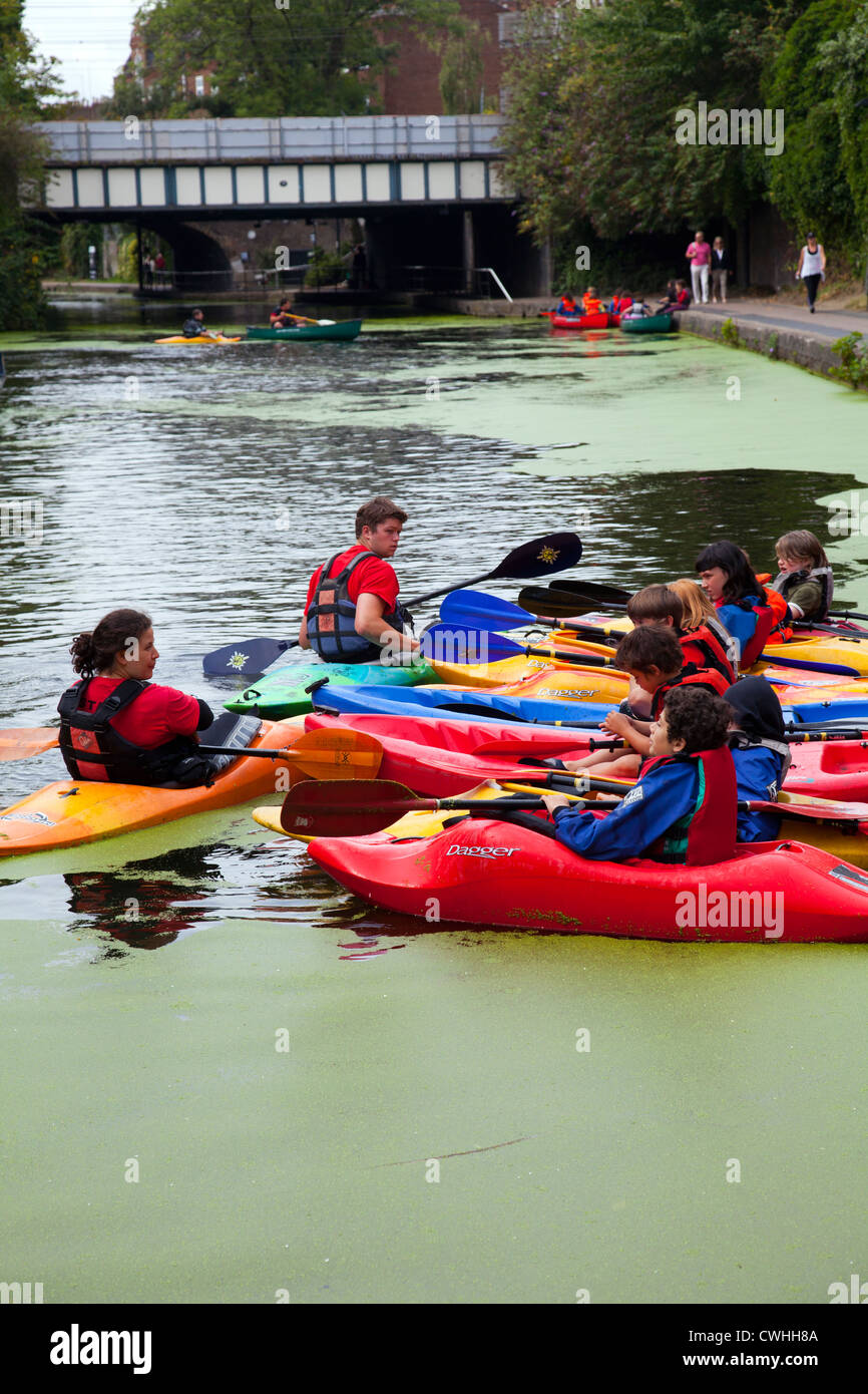 I giovani imparano a Kayak / Canoa sul regent Canal vicino a Camden Lock (parte del castello di pirata Carità) Foto Stock