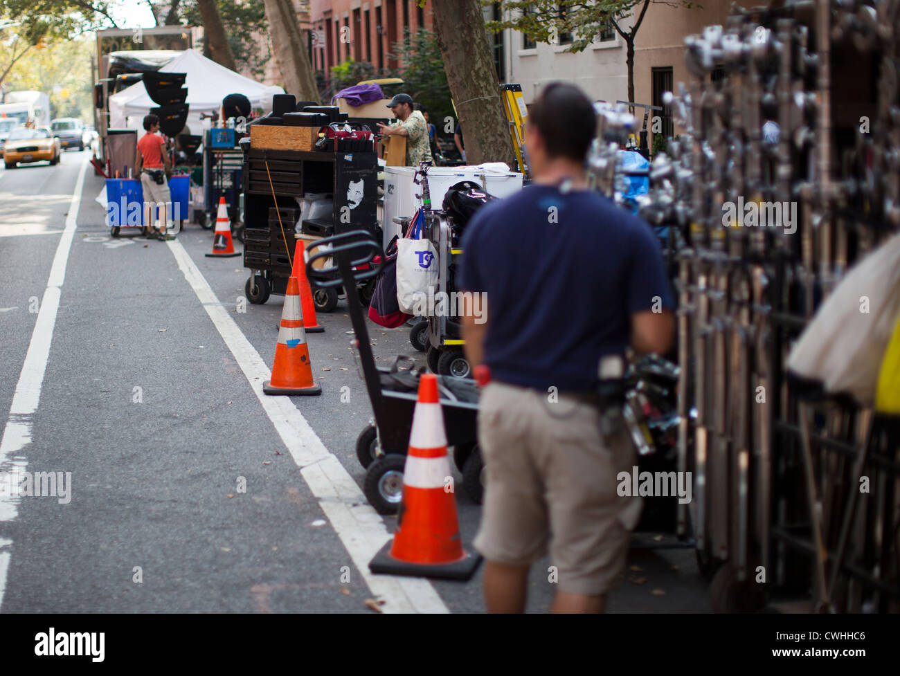 Lavoratori aiutare a costruire un set cinematografico per 'Zero Hour", un ABC-fiction TV show in Brooklyn Heights, New York. Foto Stock