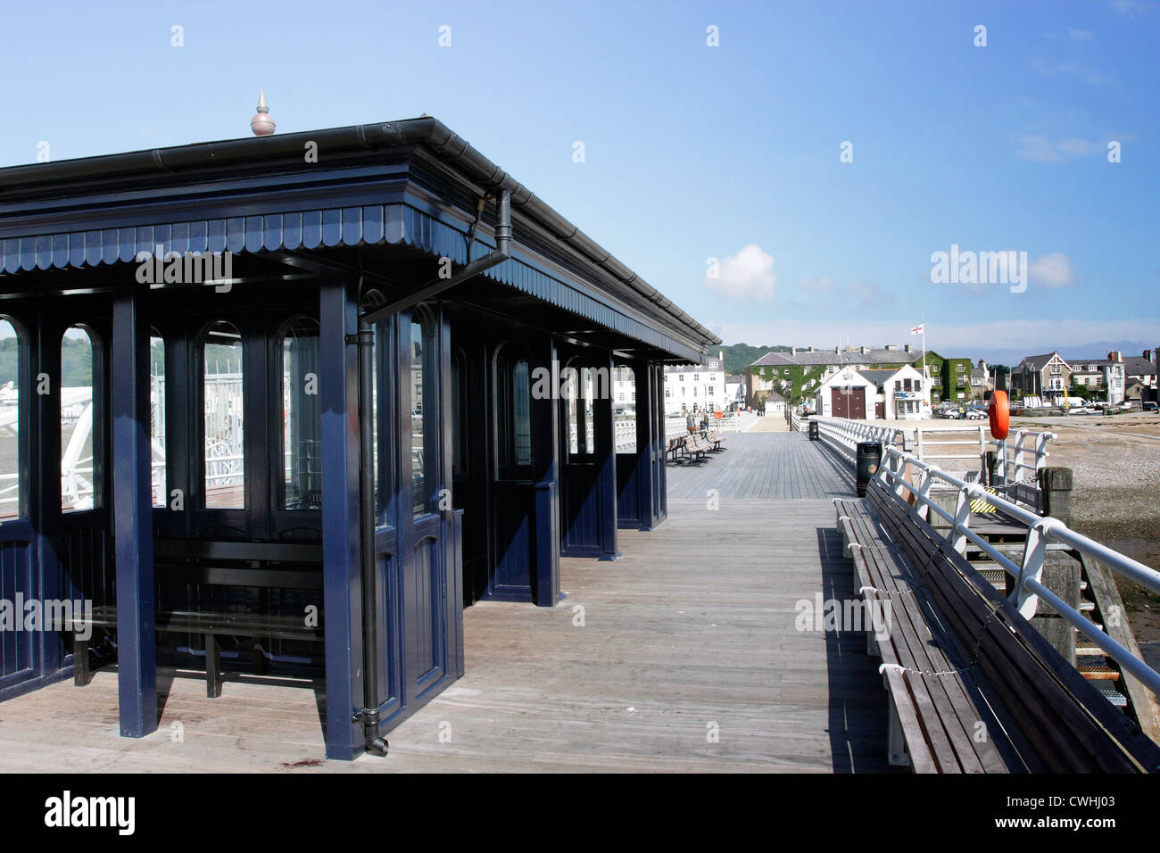 Una tettoia con posti a sedere sul rinnovato pier a Beaumaris, Isola di Anglesey, Galles del Nord. Foto Stock