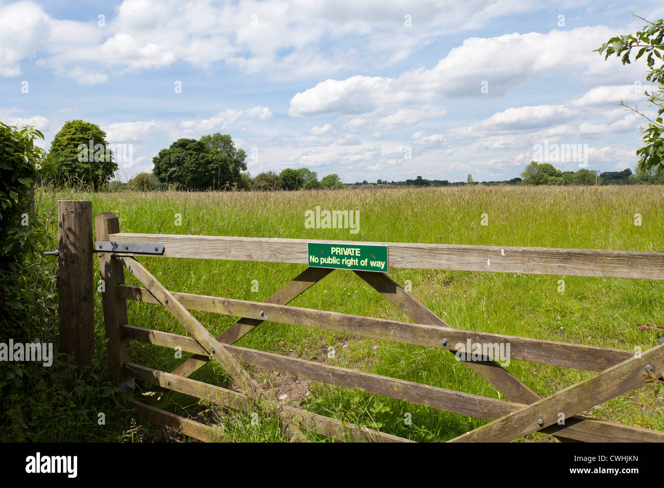 "Privato, nessun diritto del pubblico di modo' avviso su un campo di gate nel Gloucestershire Cotswolds, REGNO UNITO Foto Stock