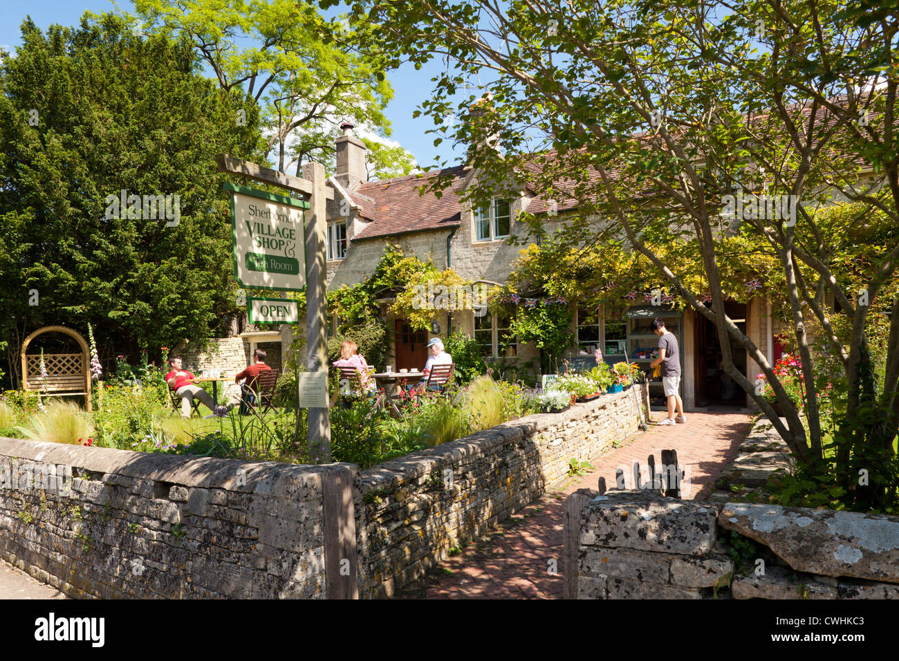 Il negozio del villaggio e la sala da tè nel villaggio Costwold di Sherborne, Gloucestershire, Regno Unito Foto Stock