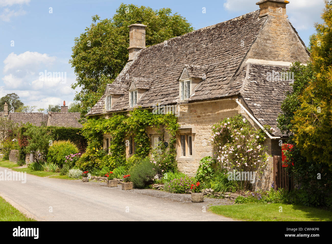 Un tipico cottage in pietra tradizionale nel villaggio di Cotswold di Taynton, Oxfordshire, Regno Unito Foto Stock