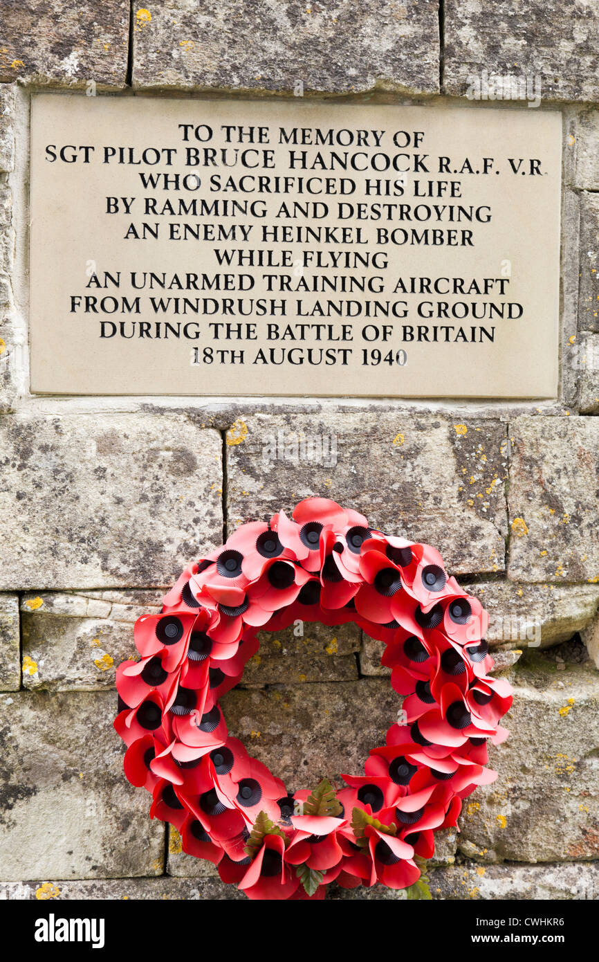 Memorial nella parete del sagrato Windrush, Gloucestershire, Regno Unito ad un coraggioso pilota di RAF nella Seconda Guerra Mondiale Foto Stock